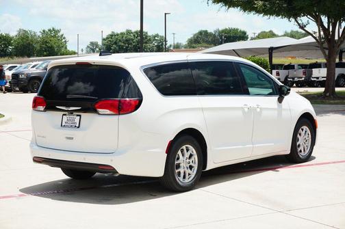 2025 Chrysler Voyager LX