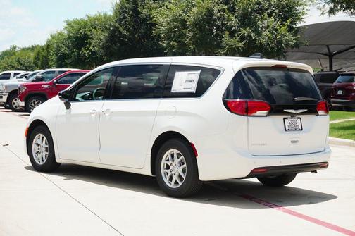 2025 Chrysler Voyager LX