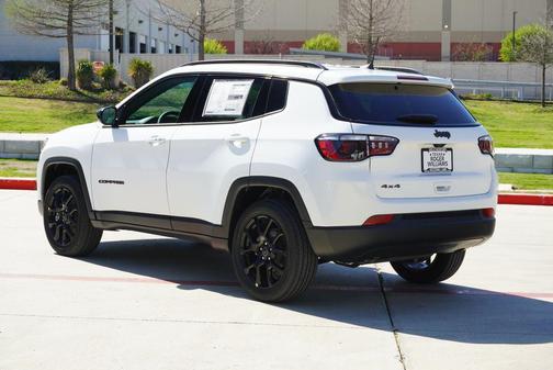 Bright White Clearcoat 2026 Jeep Compass Latitude
