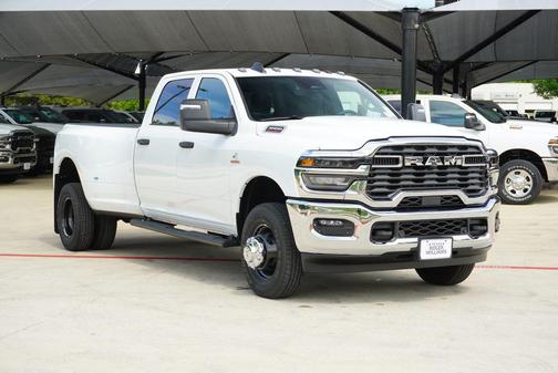 Bright White Clearcoat 2026 RAM 3500 Tradesman Crew Cab 4x4 8' Box
