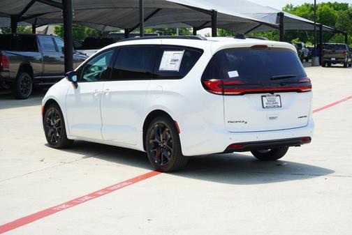 Bright White Clearcoat 2027 Chrysler Pacifica Limited