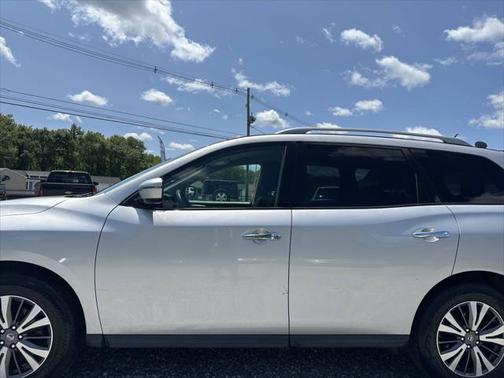 2017 Nissan Pathfinder SV