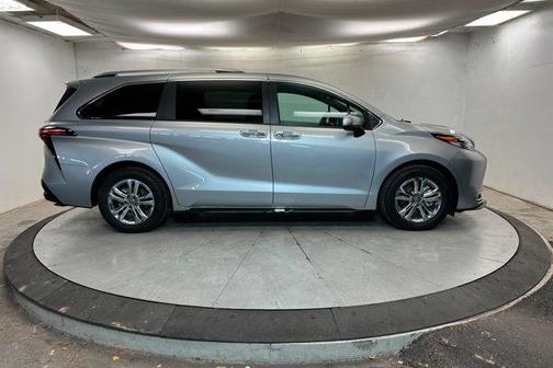 2023 Toyota Sienna Platinum