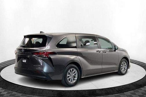 2022 Toyota Sienna LE