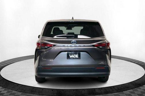 2022 Toyota Sienna LE