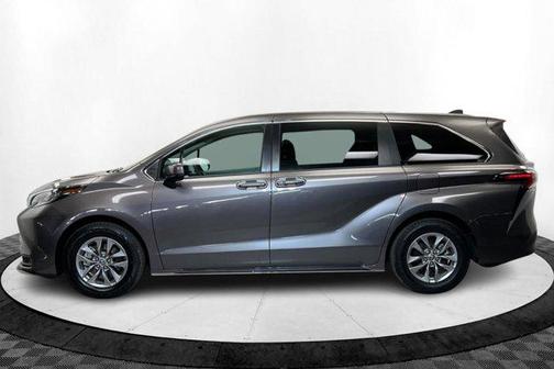 2022 Toyota Sienna LE