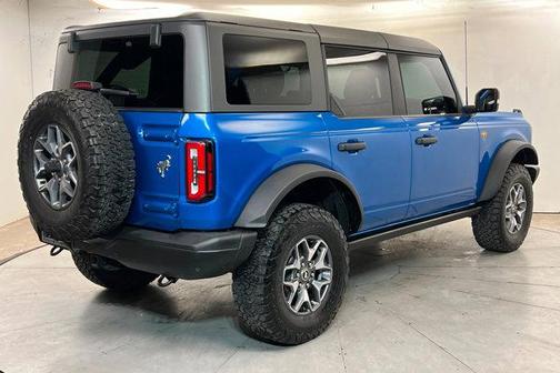 VELOCITY BLUE METALLIC 2022 Ford Bronco Badlands