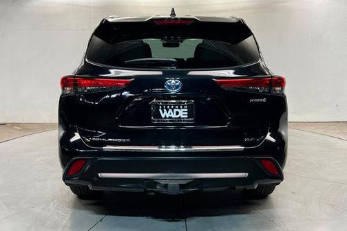 Midnight Black Metallic 2023 Toyota Highlander Hybrid XLE