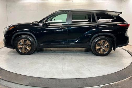 Midnight Black Metallic 2023 Toyota Highlander Hybrid XLE