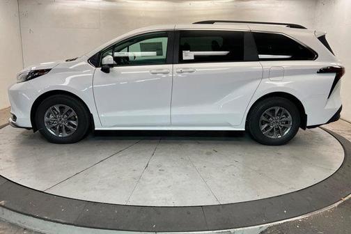 Ice Cap 2026 Toyota Sienna LE