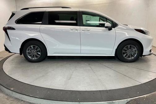 Ice Cap 2026 Toyota Sienna LE