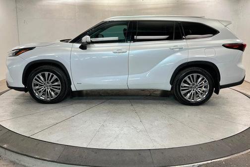 2023 Toyota Highlander Hybrid Platinum