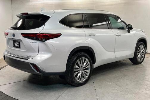 2023 Toyota Highlander Hybrid Platinum