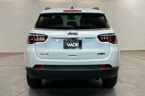 Bright White Clearcoat 2023 Jeep Compass Latitude