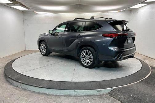 2023 Toyota Highlander Hybrid Platinum