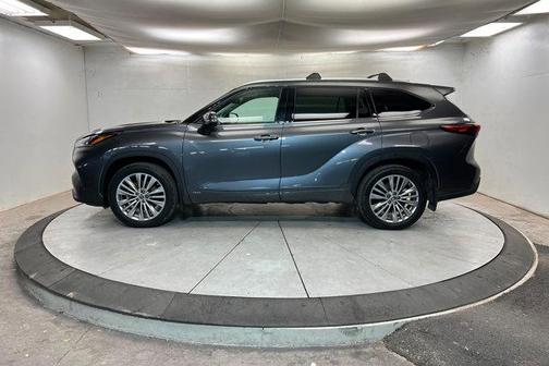 2023 Toyota Highlander Hybrid Platinum