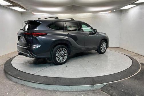 2023 Toyota Highlander Hybrid Platinum