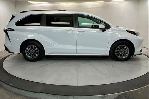 Ice Cap 2024 Toyota Sienna LE