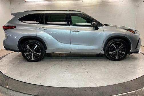 Celestial Silver Metallic 2021 Toyota Highlander XSE