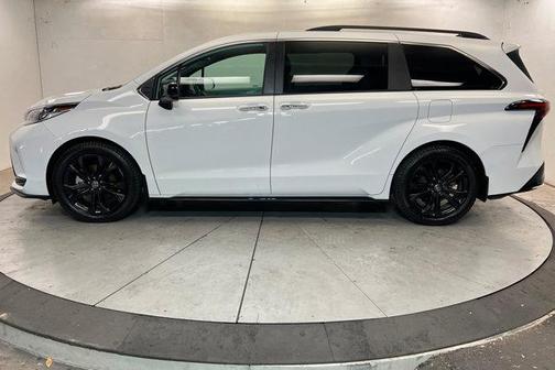 Ice Cap 2023 Toyota Sienna XSE 7 Passenger