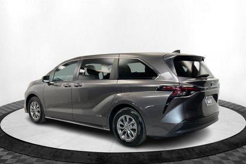 2023 Toyota Sienna LE