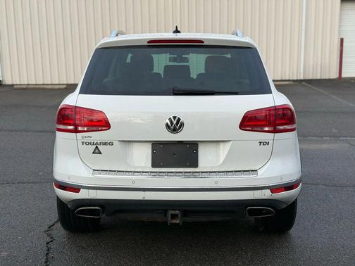 Pure White 2016 Volkswagen Touareg TDI Lux