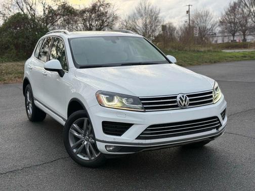 Pure White 2016 Volkswagen Touareg TDI Lux
