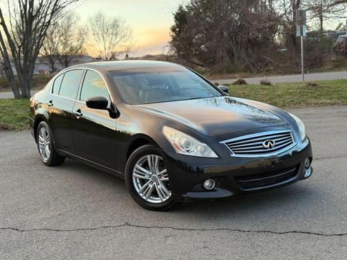 Black 2013 INFINITI G37x Base