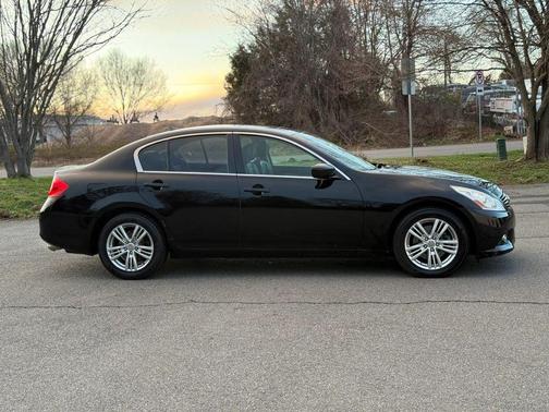 Black 2013 INFINITI G37x Base