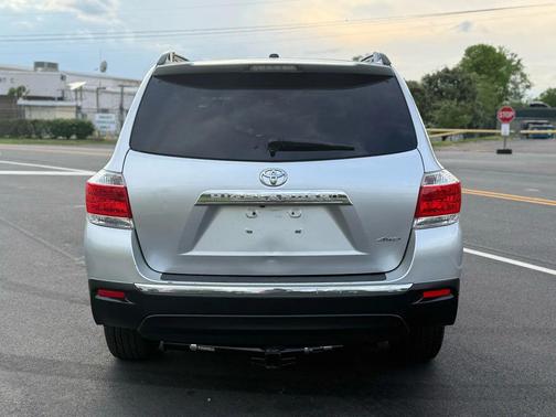 2011 Toyota Highlander SE
