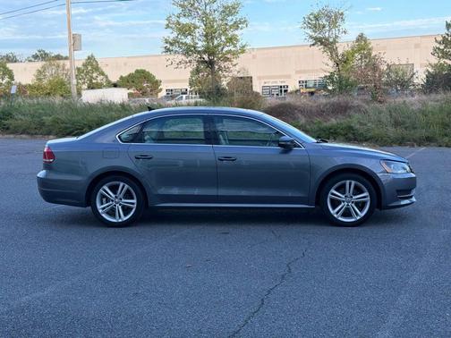 2014 Volkswagen Passat 1.8T Auto SE w/Sunroof & Nav