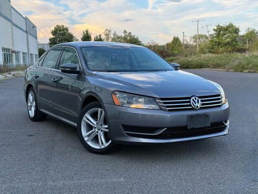2014 Volkswagen Passat 1.8T Auto SE w/Sunroof & Nav