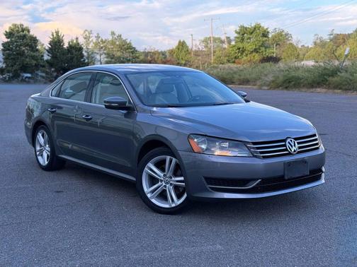 2014 Volkswagen Passat 1.8T Auto SE w/Sunroof & Nav
