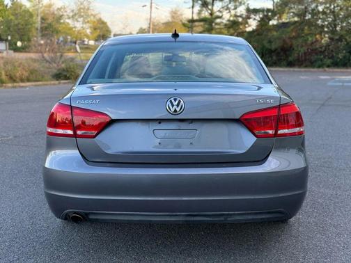2014 Volkswagen Passat 1.8T Auto SE w/Sunroof & Nav