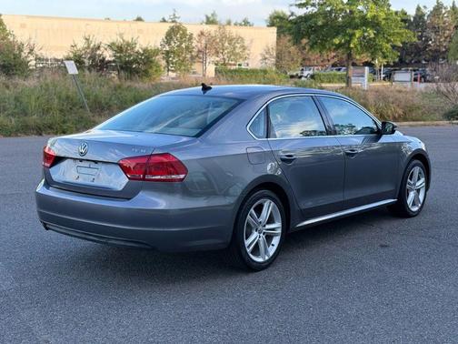 2014 Volkswagen Passat 1.8T Auto SE w/Sunroof & Nav