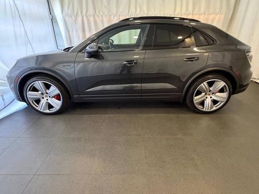 Volcano Grey Metallic 2025 Porsche Macan