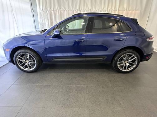 Gentian Blue Metallic 2025 Porsche Macan