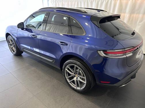 Gentian Blue Metallic 2025 Porsche Macan