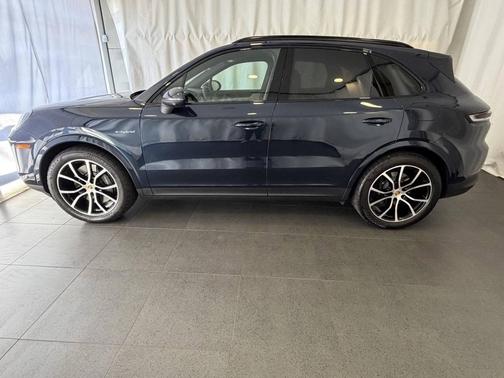 Algarve Blue Metallic 2025 Porsche Cayenne