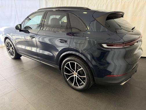 Algarve Blue Metallic 2025 Porsche Cayenne