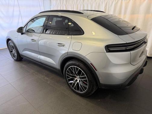 Dolomite Silver Metallic 2025 Porsche Macan