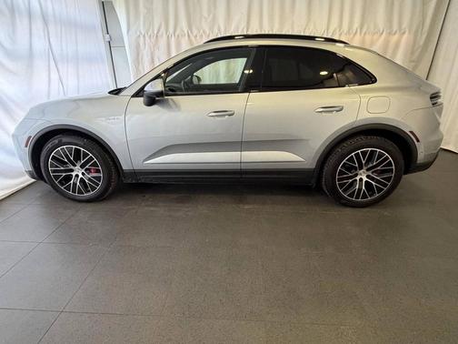 Dolomite Silver Metallic 2025 Porsche Macan