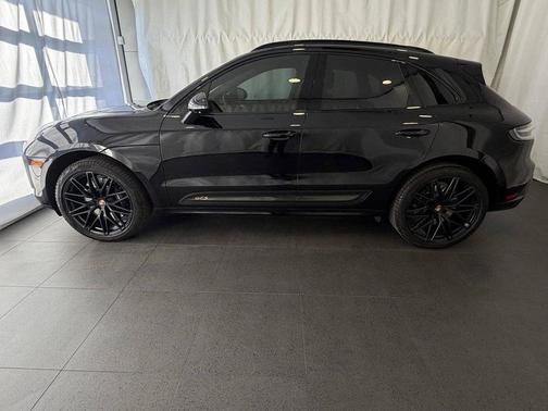 Jet Black Metallic 2022 Porsche Macan