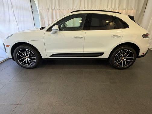 0Q0Q 2026 Porsche Macan Base