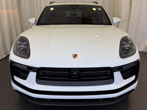 0Q0Q 2026 Porsche Macan Base