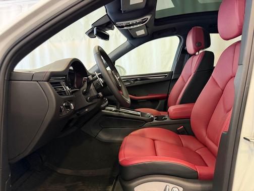 0Q0Q 2026 Porsche Macan Base