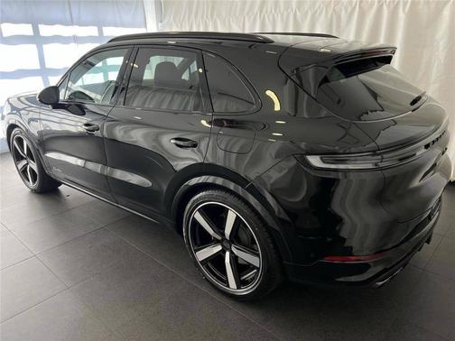 Chromite Black Metallic 2025 Porsche Cayenne