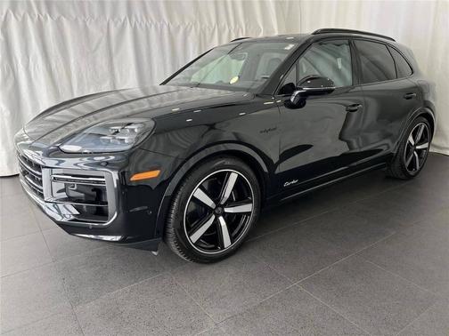 Chromite Black Metallic 2025 Porsche Cayenne