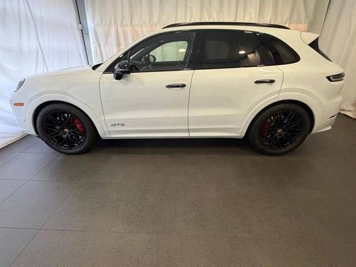 Carrara White Metallic 2025 Porsche Cayenne
