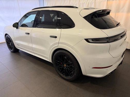 Carrara White Metallic 2025 Porsche Cayenne